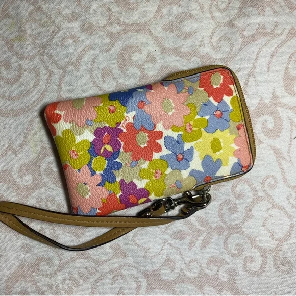 Authentic Coach Peyton Floral Vertical Wristlet - Picture 2 of 12